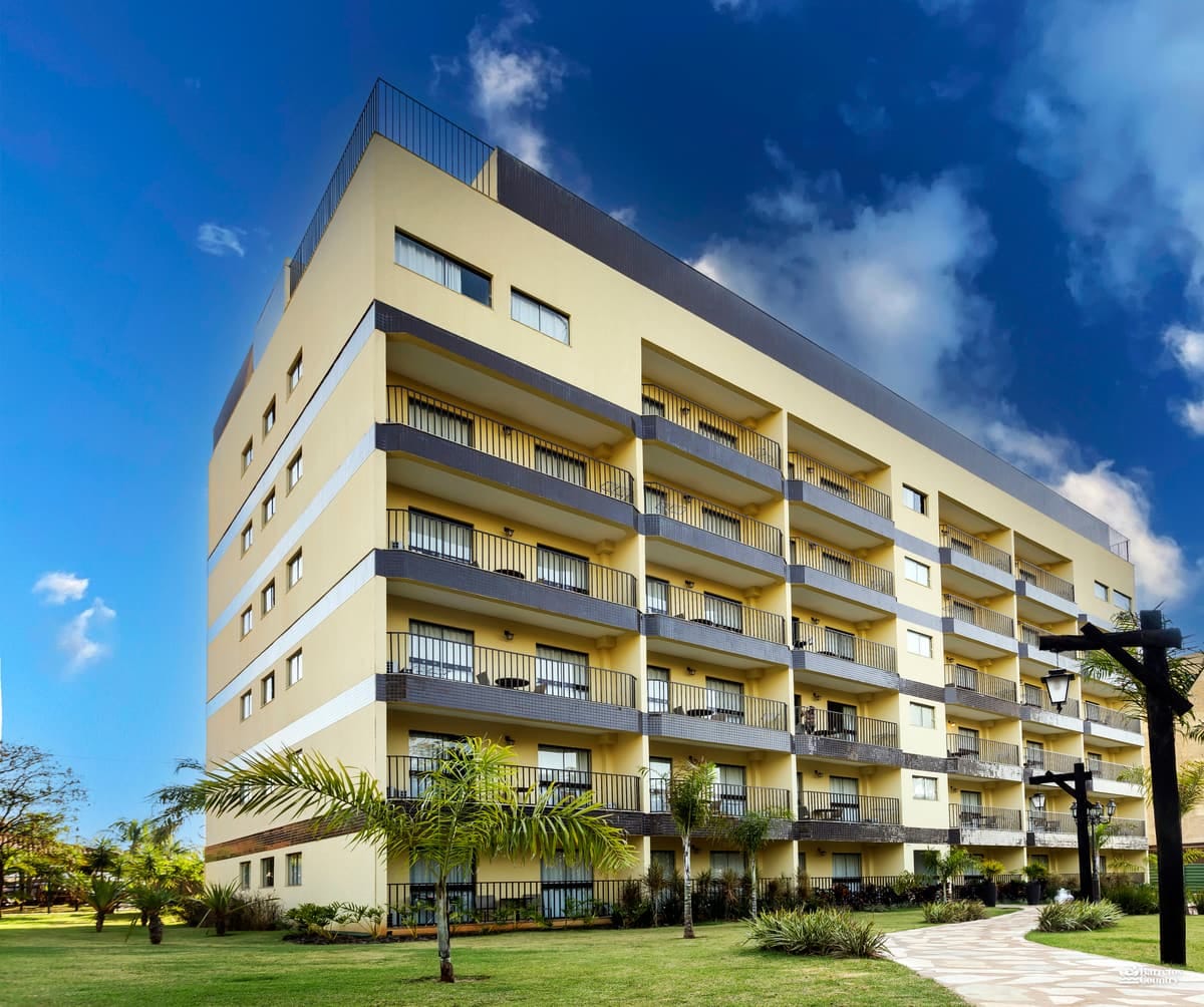 Torre de apartamentos do Barretos Country Resort em dia de céu azul